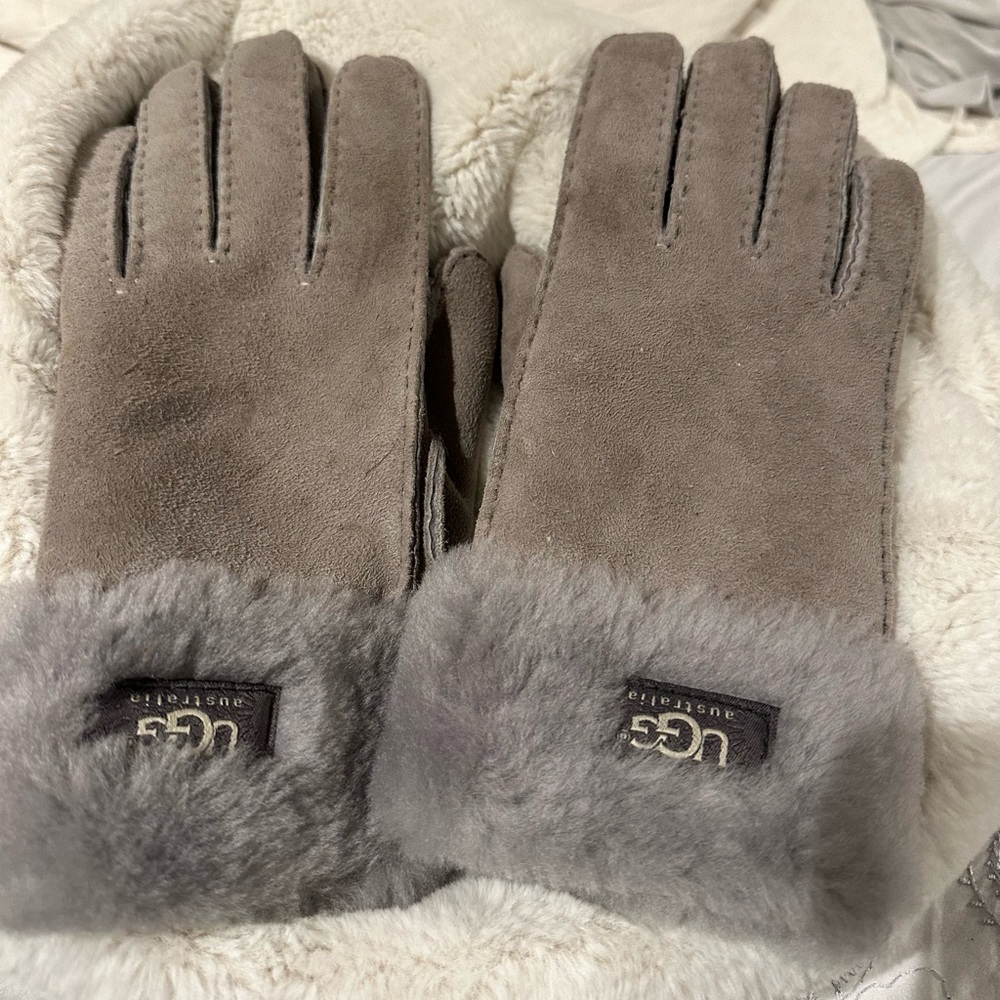 Ugg grey suede sheepskin gloves size medium.